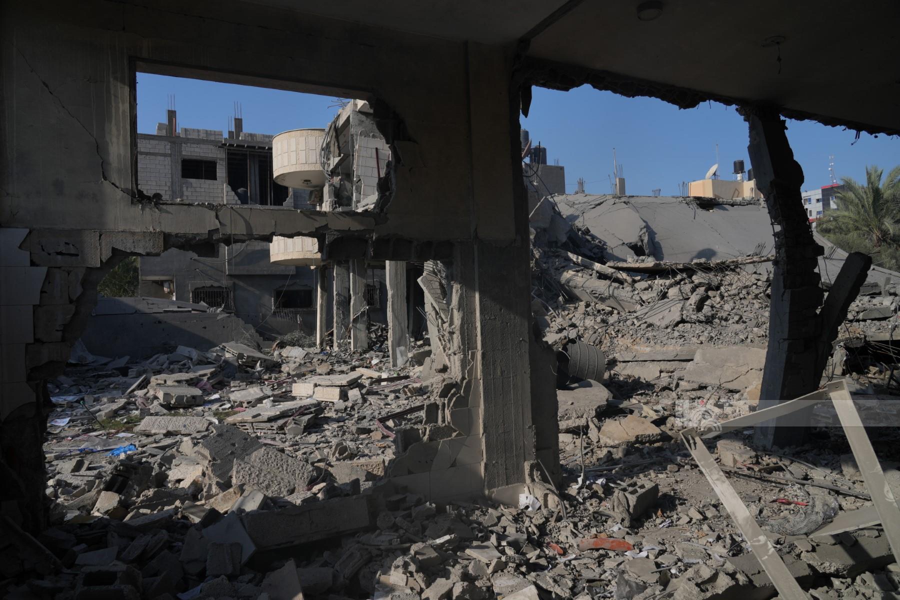 آثار القصف على دير البلح. (تصوير حاتم موسى/وفا)